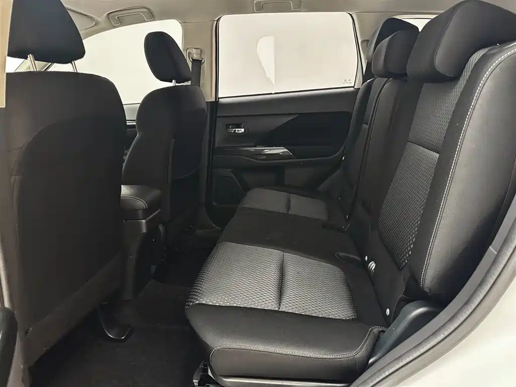 Mitsubishi Outlander 2021 — фото 19