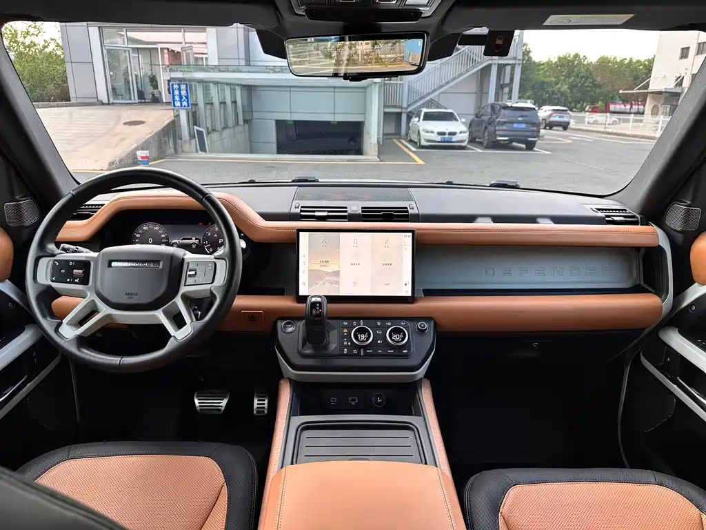 Land Rover Defender 2023 — фото 24