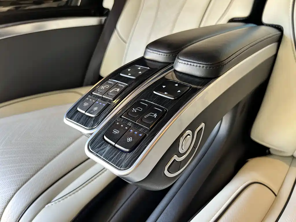 Mercedes-Benz V-Class 2021 — фото 15