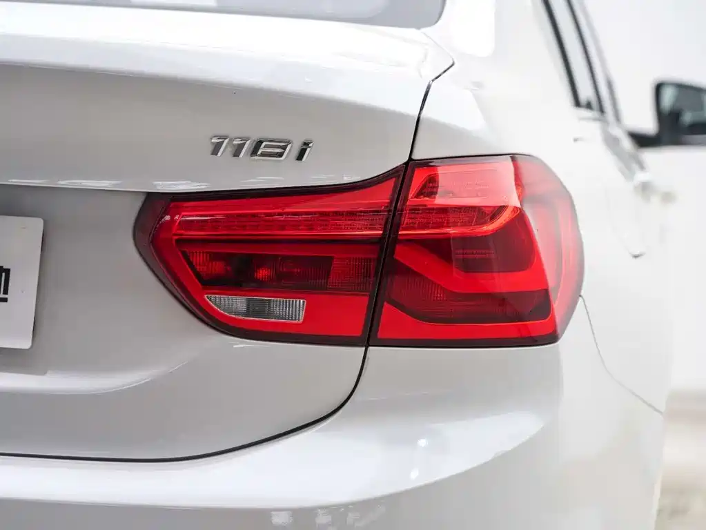 BMW 1 Series 2018 — фото 19