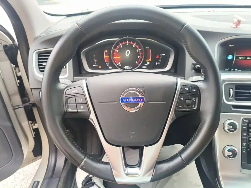 Volvo S60 2016 — фото 11