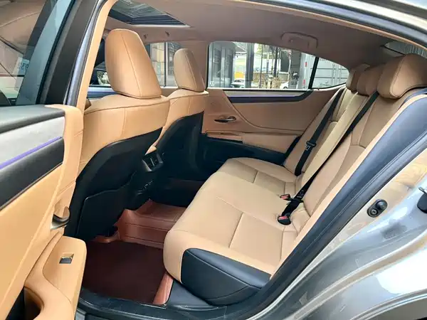 Lexus ES 2025