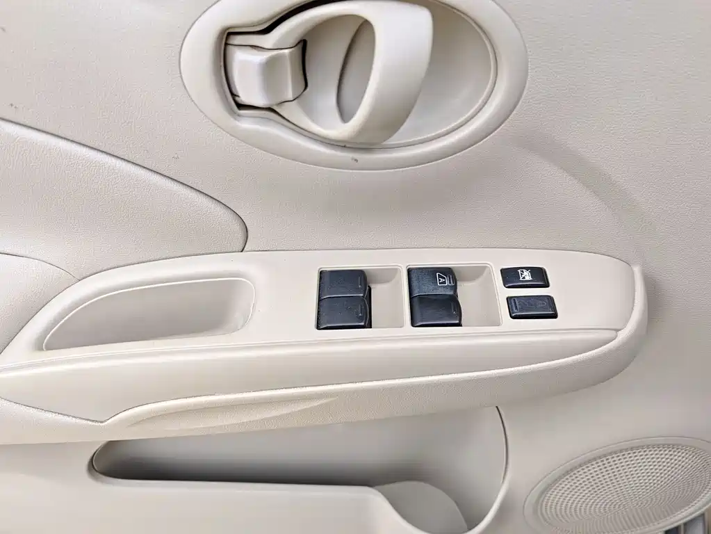 Nissan Sunny 2012 — фото 17