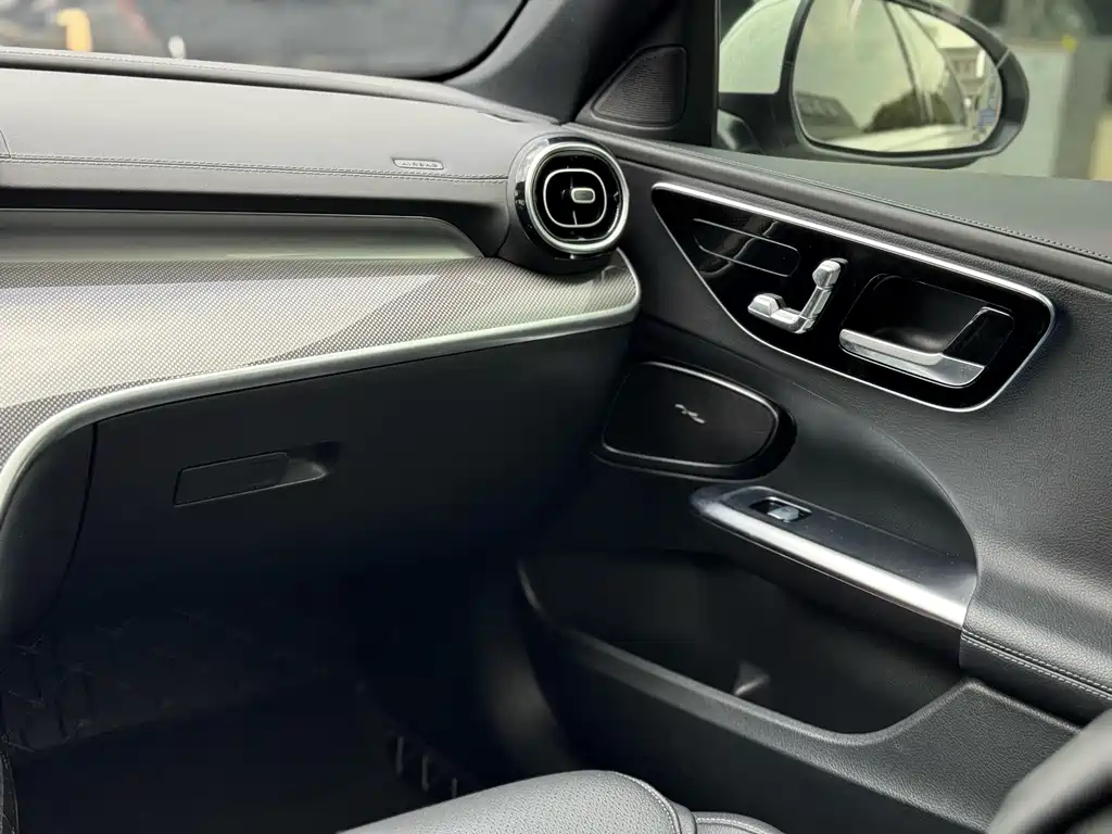 Mercedes-Benz C-Class 2023 — фото 24
