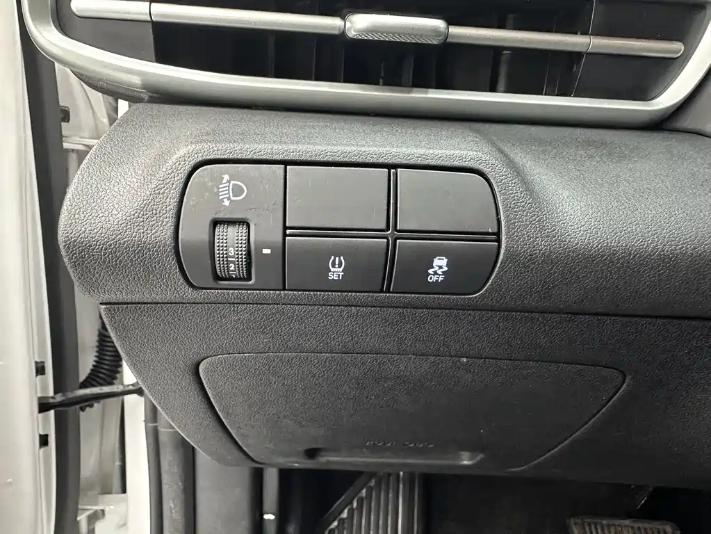 Hyundai Elantra 2023 — фото 9