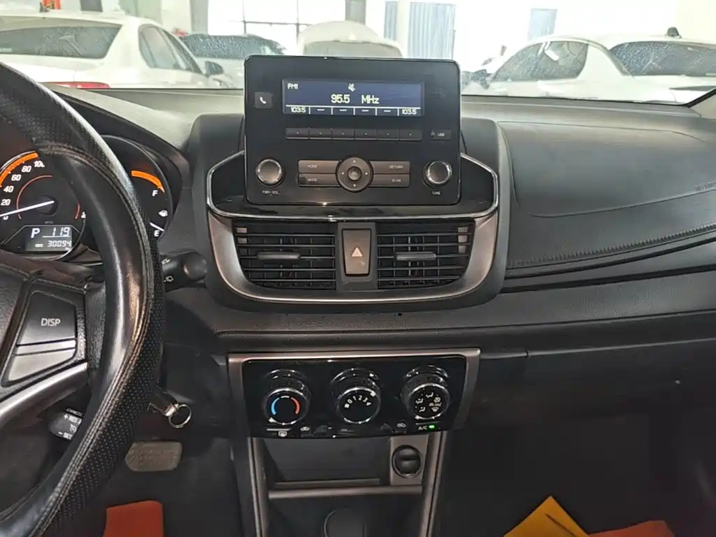 Toyota Yaris L 2023 — фото 13