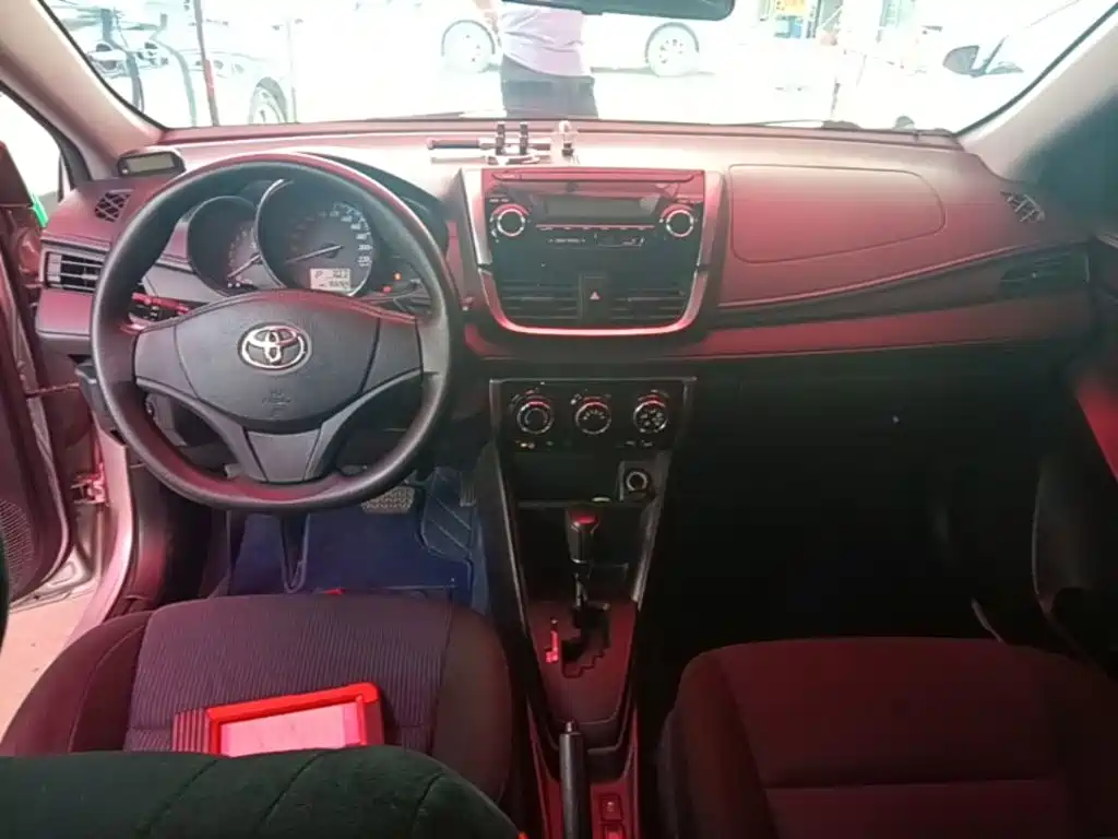 Toyota Yaris L 2016 — фото 10
