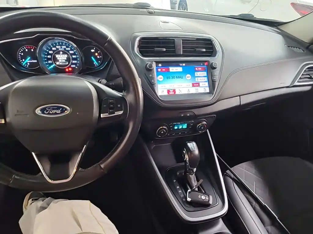 Ford Escort 2020 — фото 10