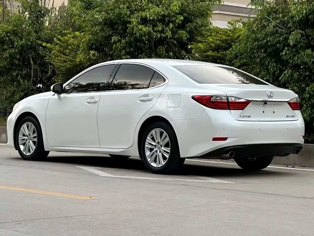 Lexus ES 2014 — фото 8