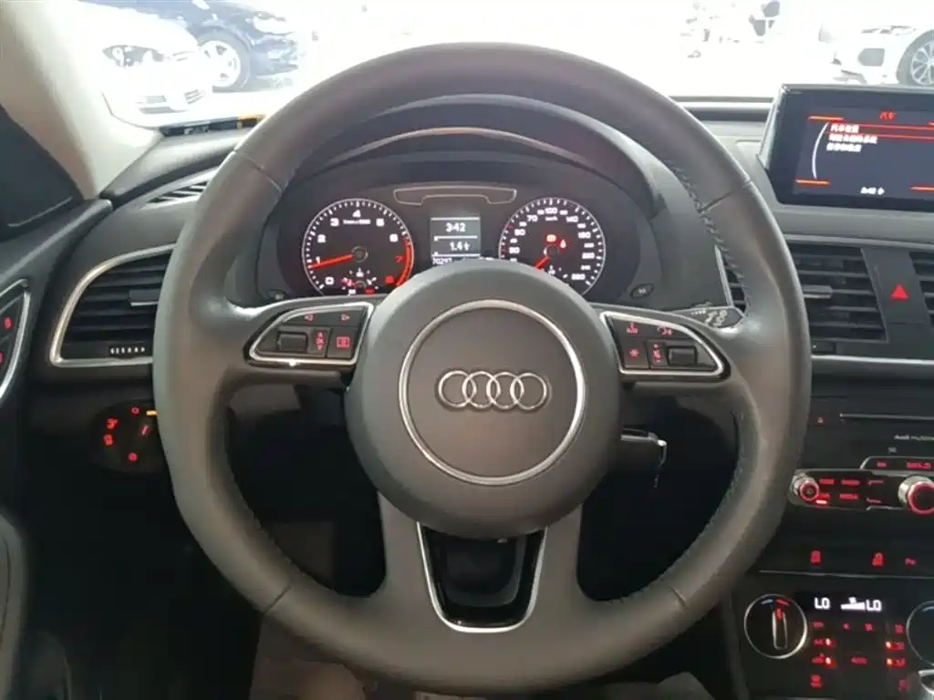 Audi Q3 2018 — фото 11
