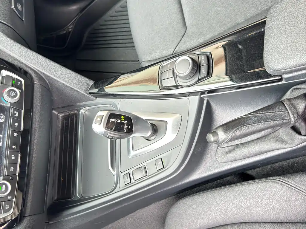BMW 3 Series 2017 — фото 12
