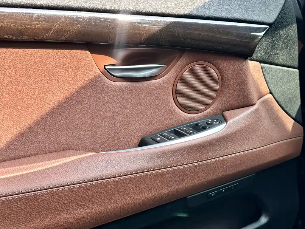 BMW 5 Series GT 2015 — фото 22