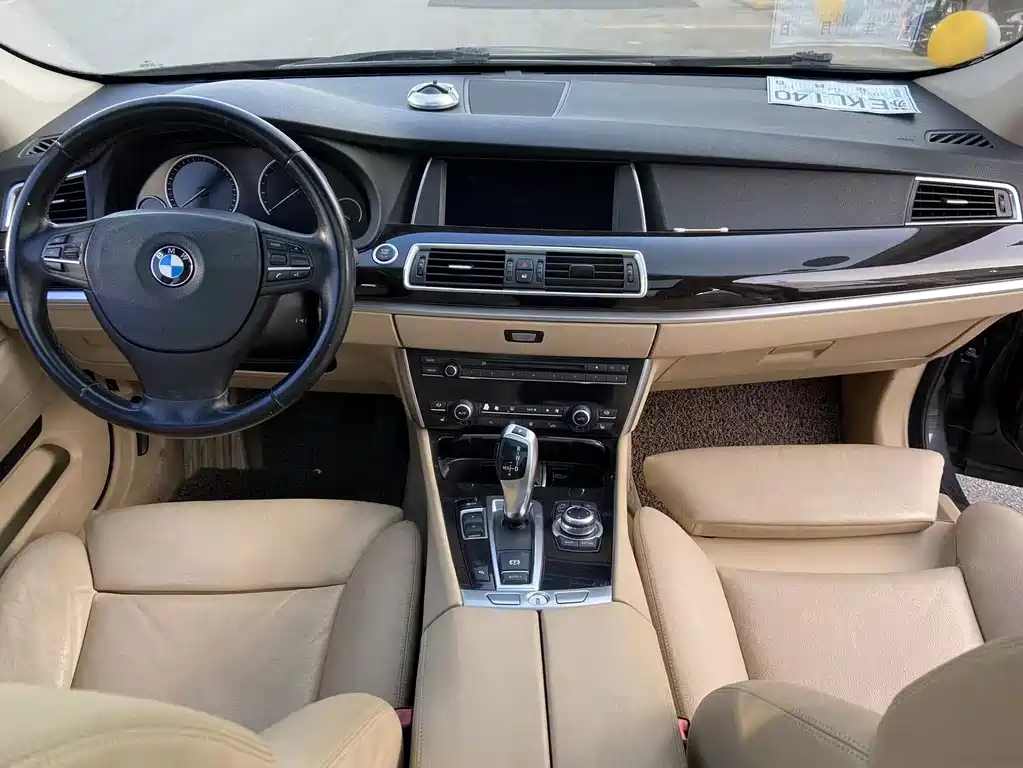 BMW 5 Series GT 2011 — фото 13