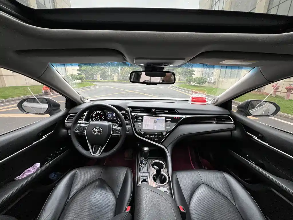 Toyota Camry 2018 — фото 7