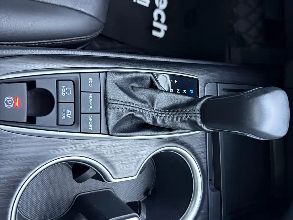 Toyota Camry 2023 — фото 11
