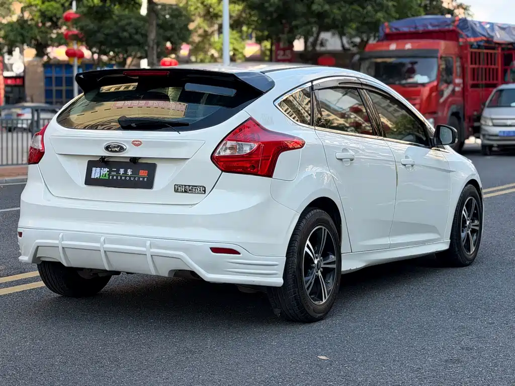 Ford Focus 2014 — фото 13