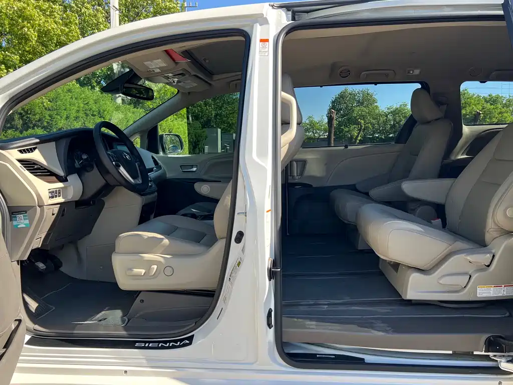 Toyota Sienna 2019 — фото 12