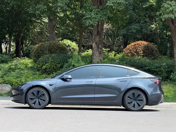 Tesla Model 3 2024