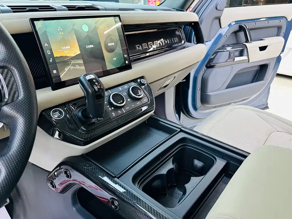 Land Rover Defender 2021 — фото 17