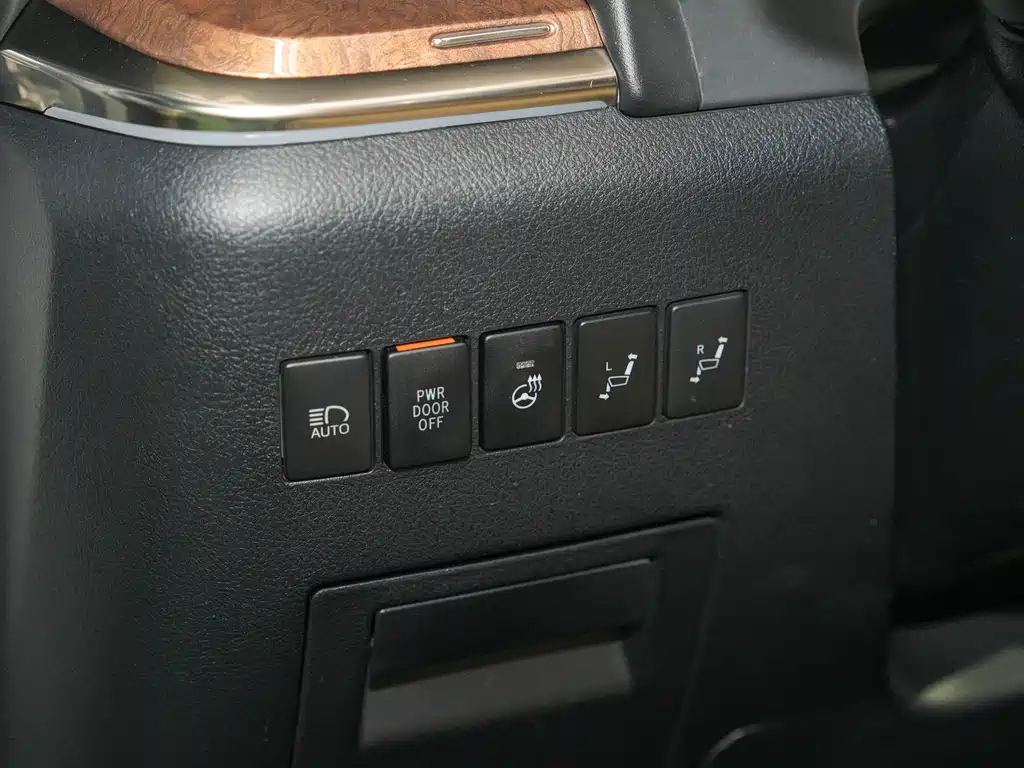 Toyota Alphard 2017 — фото 10