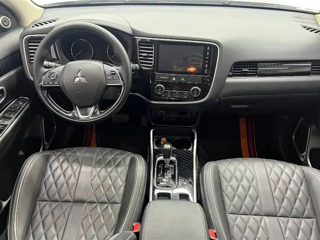 Mitsubishi Outlander 2022 — фото 15