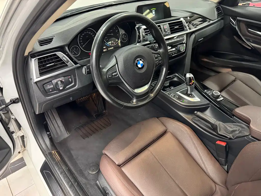 BMW 3 Series 2018 — фото 11