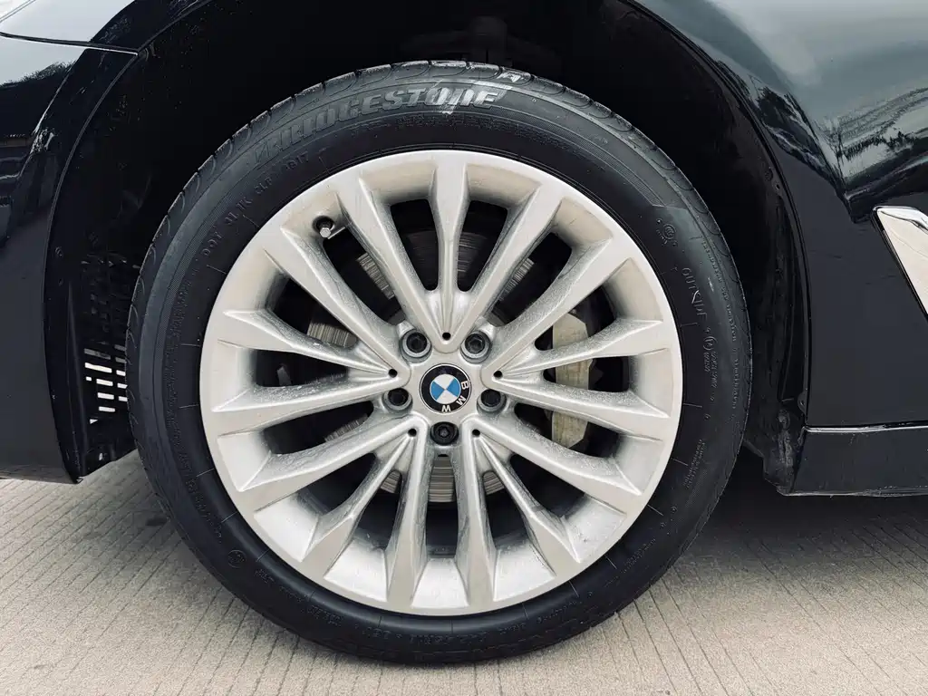 BMW 5 Series 2018 — фото 13
