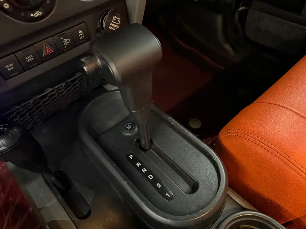 Jeep Wrangler 2010 — фото 16