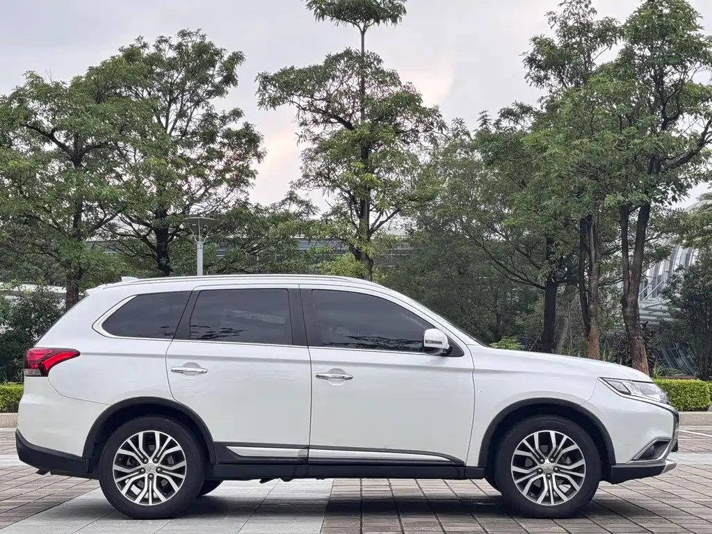 Mitsubishi Outlander 2018 — фото 18