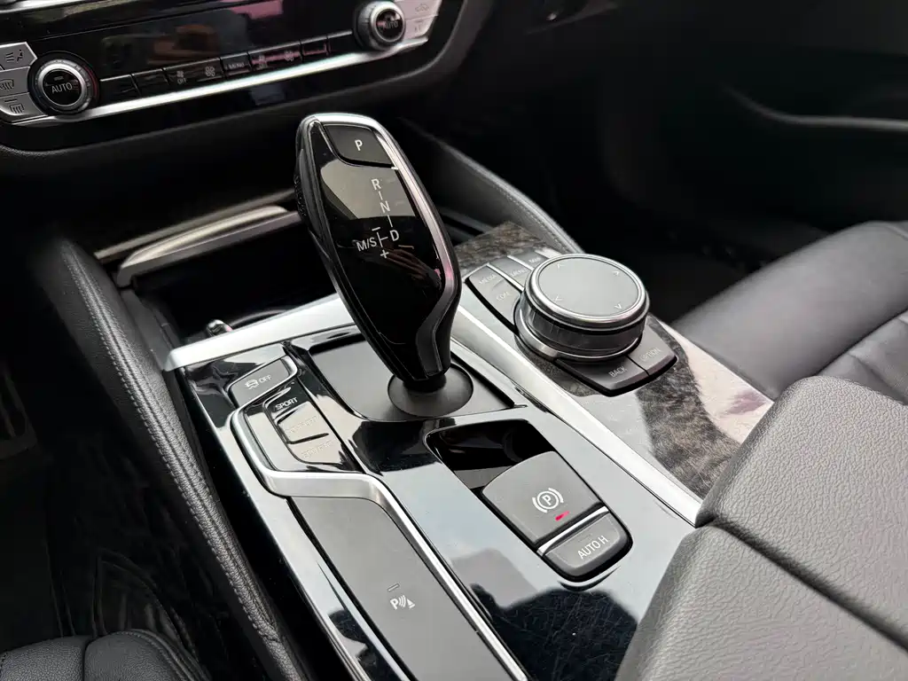 BMW 5 Series 2018 — фото 14