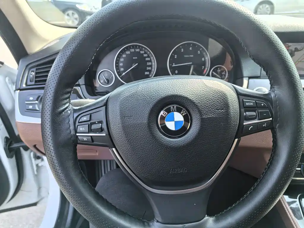 BMW 5 Series 2016 — фото 13