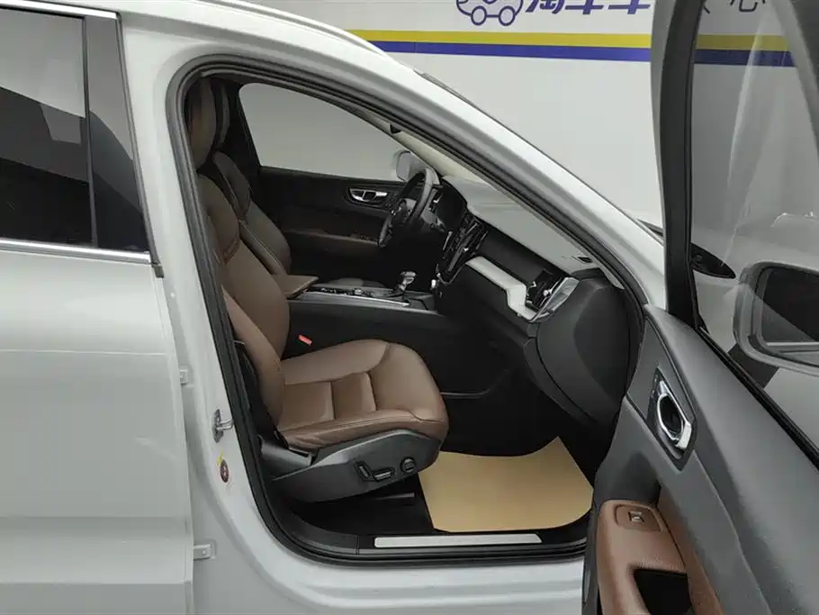 Volvo XC60 2020 — фото 8