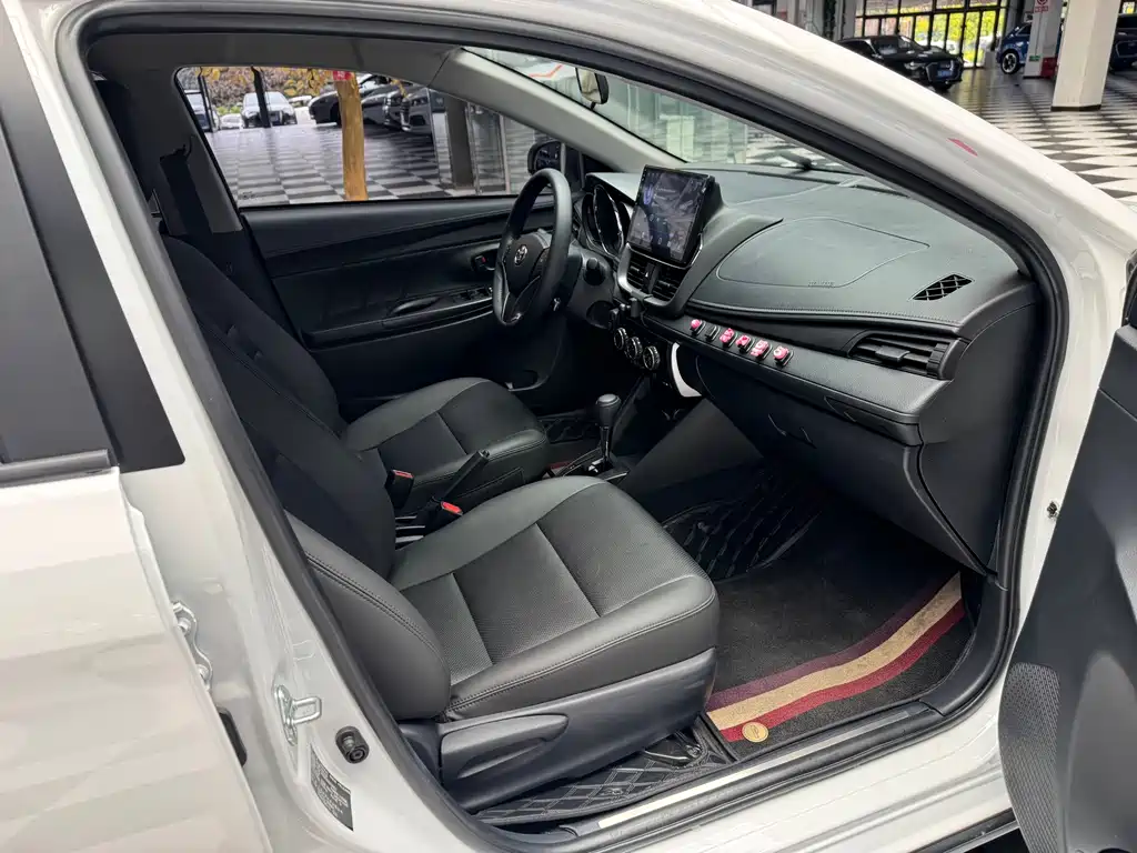 Toyota Yaris L 2023 — фото 20