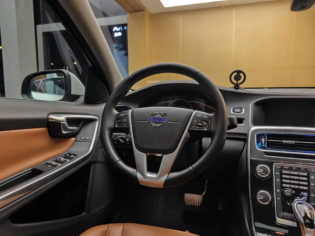Volvo S60 2017 — фото 14