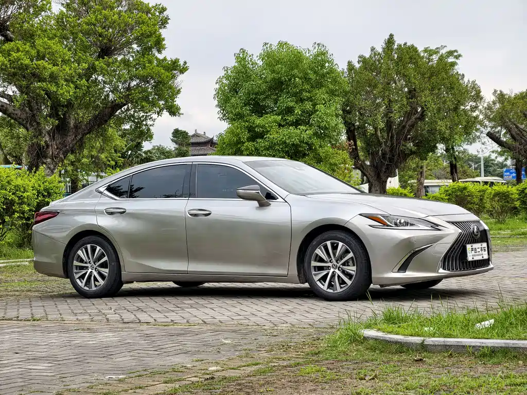 Lexus ES 2019 — фото 4