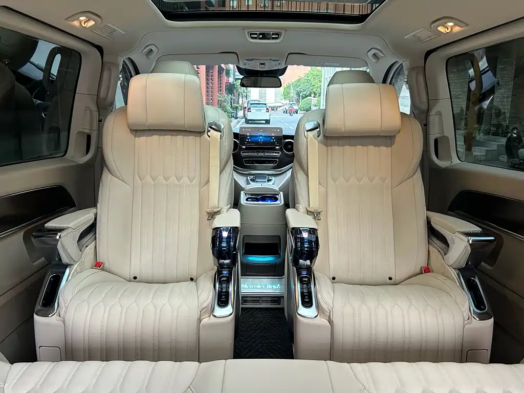 Mercedes-Benz V-Class 2024 — фото 17