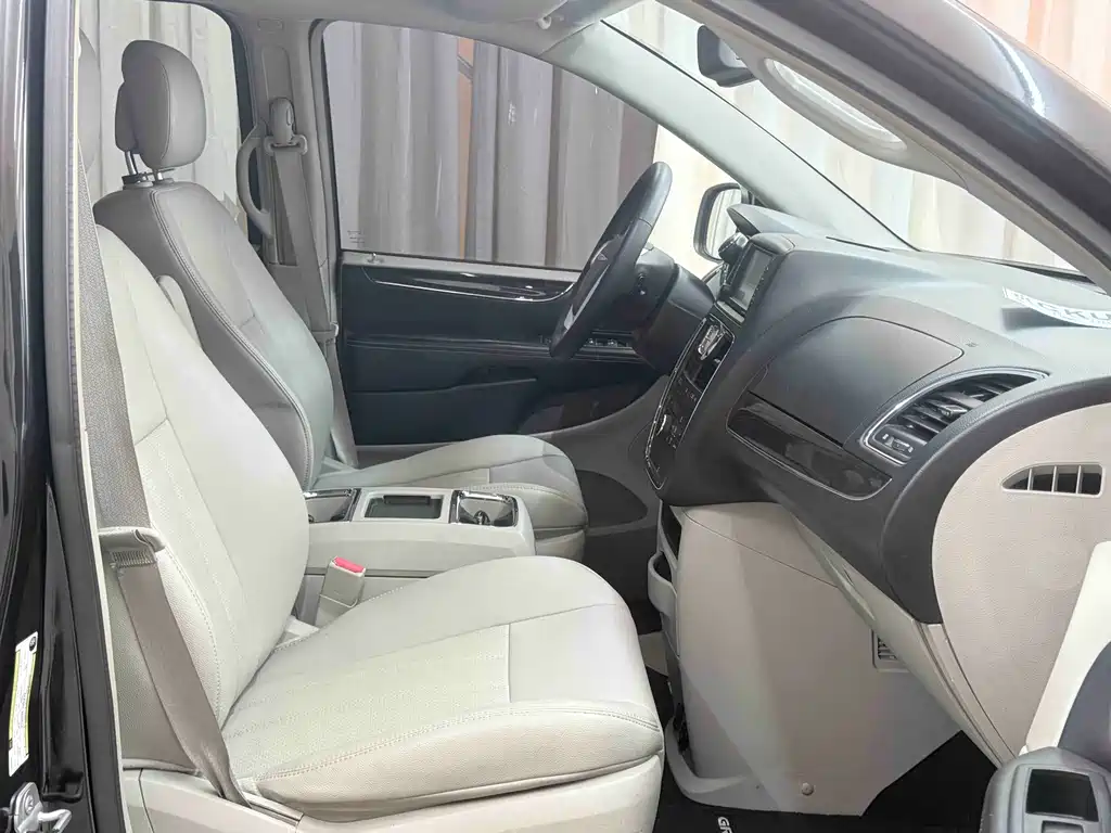 Chrysler Grand Voyager 2015 — фото 8