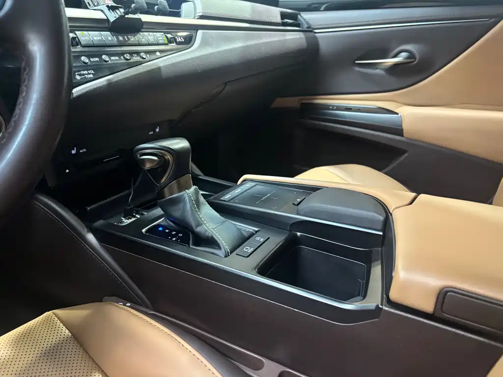 Lexus ES 2020 — фото 18