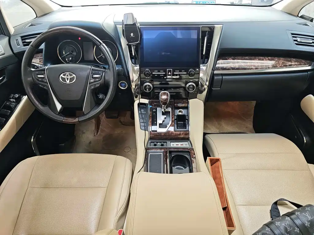Toyota Alphard 2023 — фото 4