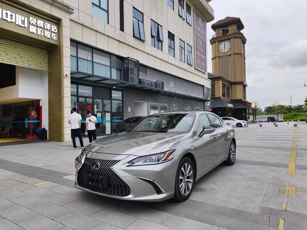 Lexus ES 2021 — фото 1