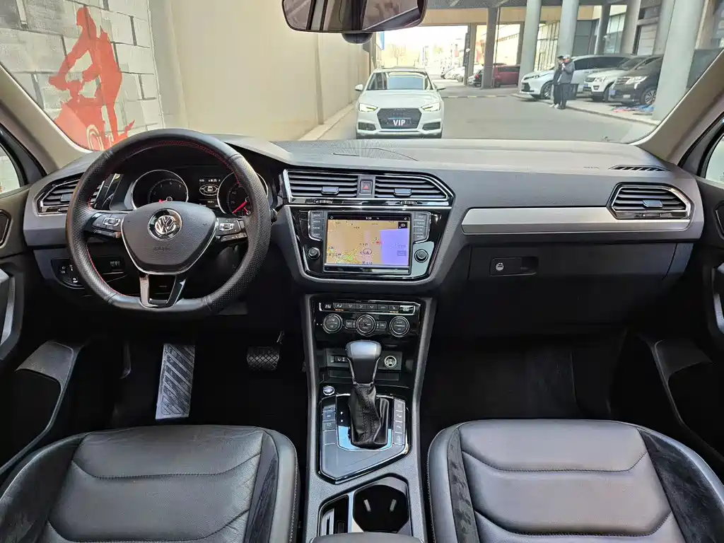 Volkswagen Tiguan L 2017 — фото 8