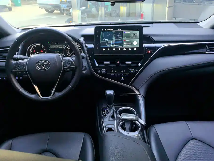 Toyota Camry 2022 — фото 12