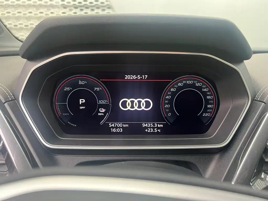 Audi Q4 e-tron 2023 — фото 8