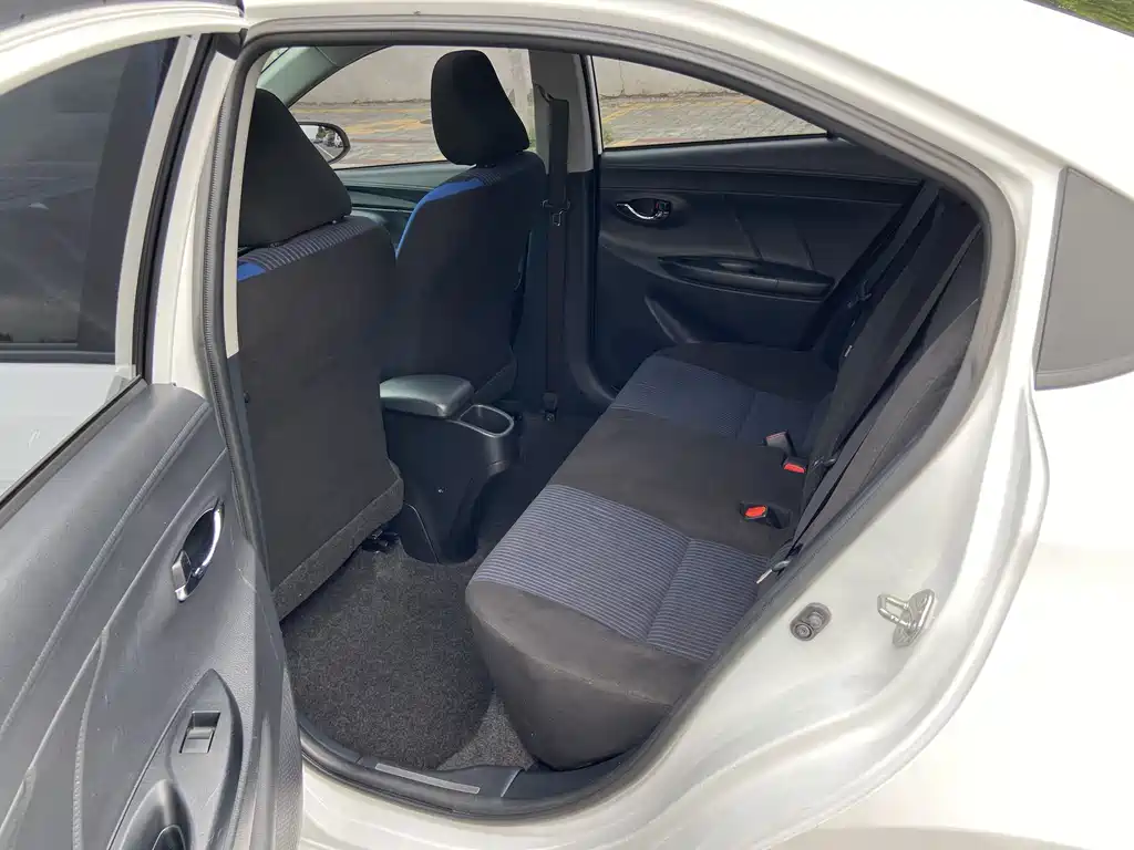 Toyota Yaris L 2017 — фото 9