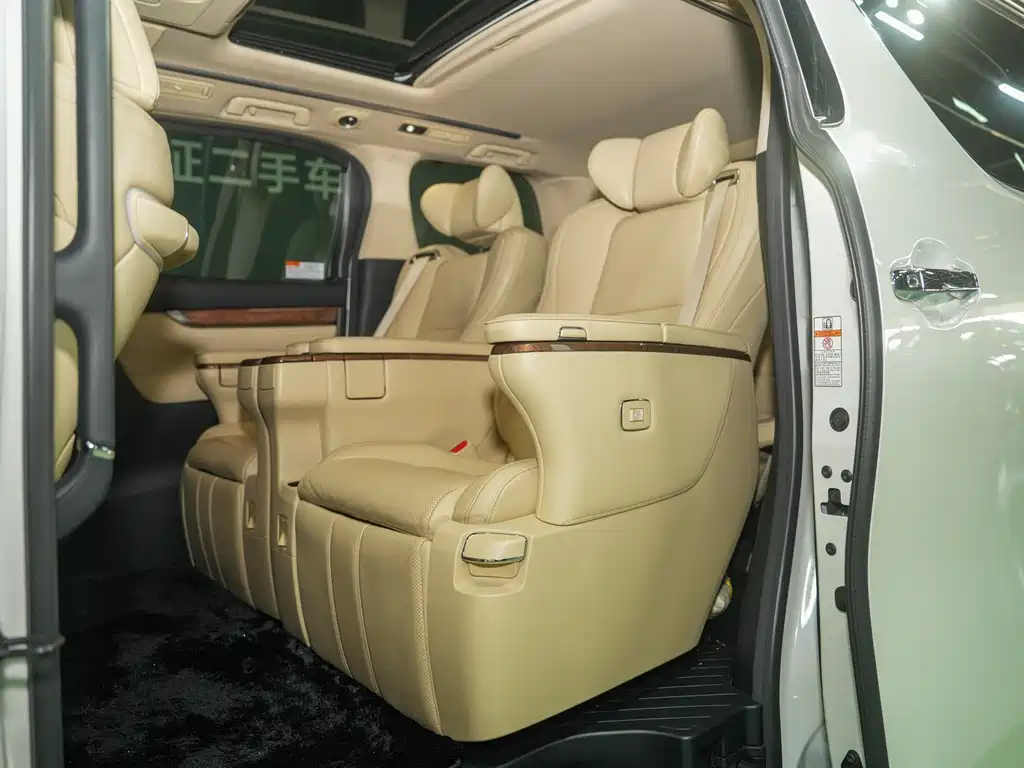 Toyota Alphard 2017 — фото 26