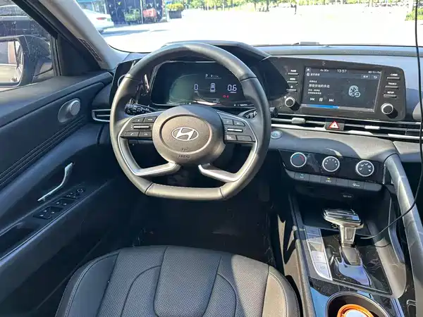 Hyundai Elantra 2024