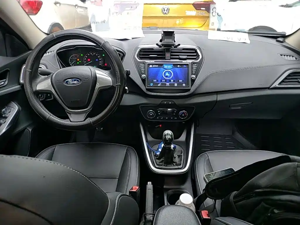 Ford Escort 2016 — фото 10