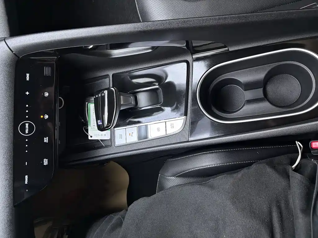 Hyundai Elantra 2023 — фото 12