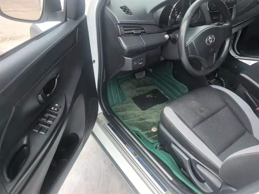 Toyota Yaris L 2020 — фото 16
