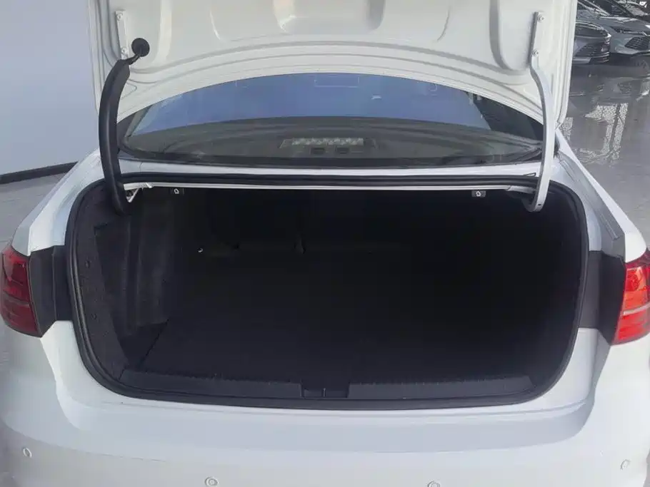 Volkswagen Sagitar 2015